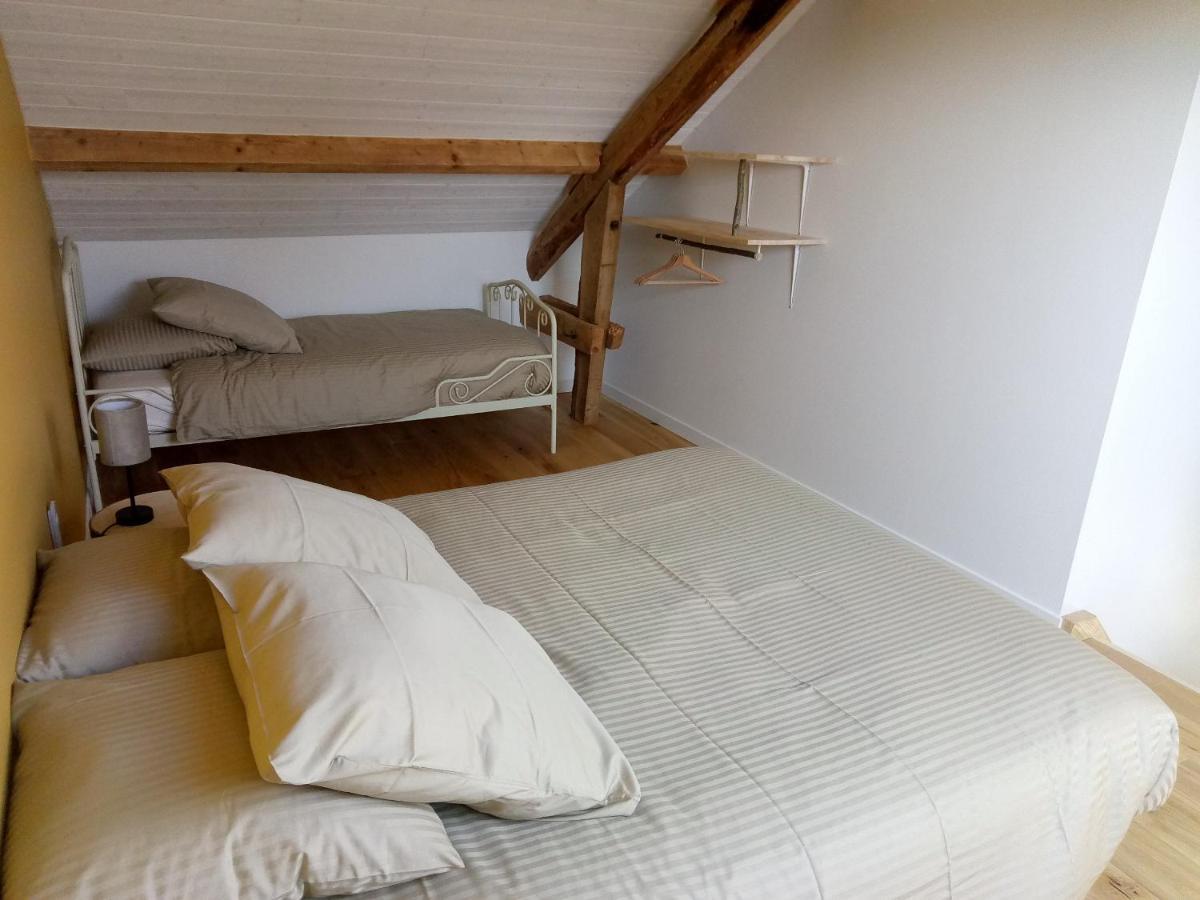 Chambres D'Hotes Quatre Mains Saint-Priest-des-Champs Exteriör bild